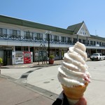 白樺売店 - アルプスあづみのセンチュリーライド=3=3=3
年々人気が高まってて今年もなんとかサイクルトレインコースにエントリーできた☆彡
白馬駅に到着して練乳いちごのアイスクリーム(300円)♪ 結構美味しい！