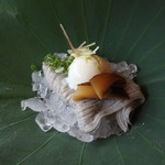Koraku An - 黒ゴマを練りこんだ麺。それを白ごまつゆで頂きます。
                        (by nonsugarn)