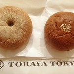 トラヤ トウキョウ - TORAYAあんぱん　左：こし　右：粒