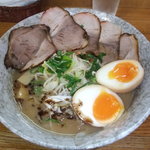 らーめん 福福 - チャーシュー麺です。味玉をトッピングしてみました。
