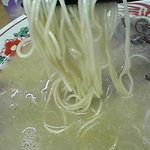 ラーメン・餃子 大勝 - 標準で硬さはチョイ硬めで、ｴｯｼﾞが立ったしなやかな麺。