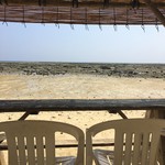 浜辺の茶屋 - 砂浜の特設席からの眺め～♪満ち潮時間には、すぐそばに海が。。。