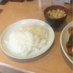 くま食堂 - ご飯、味噌汁食べ放題、卓上沢庵も。