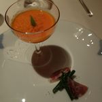 アピシウス - カンパリオレンジ風味のニンジンのムース、島インゲン、サラミのアミューズ