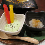 名古屋コーチン 堀江 - お通しは、茨城県枝豆ムースに2色のパプリカ。
      口直し用の大根おろし。