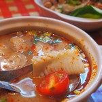 コ！ピーピー - セットのスープは魚介のトムヤンクン風、サイズも大きい