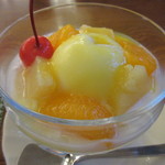 三和珈琲館 - ヨーグルトの上にアイスクリームが乗せられたひんやりデザートです。
            