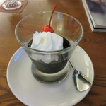 三和珈琲館 - 先ずは社員２人が頼んだコーヒーゼリーセット８８０円のコーヒーゼリーが運ばれてきました、クリームがトッピングされ夏にピッタリの商品ですね。
            