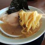 横濱家系らーめん 元喜家 - 2016年7月31日(日)　ラーメン(並)麺かため(680円)　麺リフト