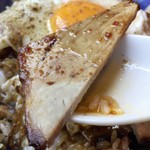 白楽天 - 焼豚は、しっかり系だけど、そこにかかる甘めのタレが、黄身と絡んでメチャ美味～(≧▽≦)