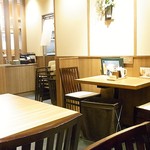 かつ工房和幸 - 清潔感のある店内　６時半頃はホドホドの混み具合