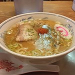 龍上海 - ラー博は俺の社員食堂。  日伊辛半拉麺二番勝負 其の壱 赤湯からみそミニラーメソ！  なるとがキュート♡  やっぱりコレだよね