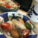 金太郎鮨 - 松定食のサーモンの南蛮漬けとサラダ