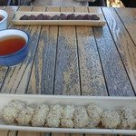 しげの屋 - 奥があんこ餅
手前がくるみ餅