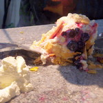 牛小屋のアイス - オーダーは見た目が兎に角派手で写真映りが良いもの・・