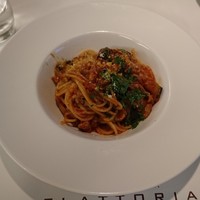 フラットリア - ランチセット（1250円＋税）の、米ナスと自家製のサルシッチャ（イタリア風ソーセージ）とモッツァレラチーズのトマトソーススパゲッティ