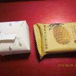 Royal Bakery - 左がこちらのお店のパイナップルケーキ