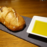  「メトロポリタングリル」 ヒルトン東京 - バゲットとオリーブオイル