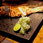 ろばた 翔 - ５、季節の鮮魚一本料理
      
      これ、テンション上がりました。漁港直送の鮮魚を備長炭の炭火で一本焼きに仕上げていて、魚の形がとってもきれいに残っているんです。