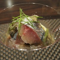 KAZAN - 房州産真鯵と夏野菜のマリネ　赤茄子のピュレ
                  