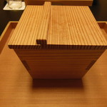 しのはら - 毛ガニの北海道産ウニ茶巾包み　蒸し黒アワビ添え土佐酢ジュレ
      