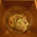 しのはら - 毛ガニの北海道産ウニ茶巾包み　蒸し黒アワビ添え土佐酢ジュレ
      