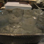 キールズ・バーハウス アオバダイ - スーパードライ用のタンブラーは、氷入りで行水中、キッチリ冷やされてスタンバイ。