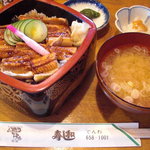 寿し和 - 穴子丼の他に香の物、小鉢、味噌汁がついてきます