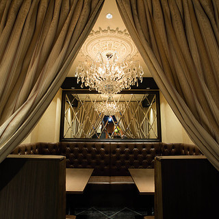 シャンデリアのあるBAR(高級感あふれるラグジュアリー空間)