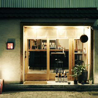 古民家を改築したスタイリッシュで開放的な店内