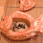 日本料理 百屋 - 鯛の器の中にはお祝いのお赤飯！