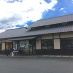 香川屋本店 - 大きな駐車場に広い店内(*´д`*)