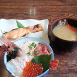 丼と時鮭、カニの味噌汁。