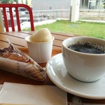 スキップエッグ - リンゴタルトとコーヒー
            （真ん中は他店のジェラード）