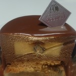 パティスリー アクイユ - ラムが香るなめらかなチョコムースにバニラクリーム、ラムレーズン、ザクザクしたガレットブルトンヌの組み合わせ