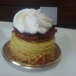 パティスリー アクイユ - ピスタチオと野苺の可憐な組み合わせを、サクサクのパイでサンド