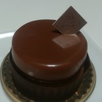 パティスリー アクイユ - トロトロ艷やかなグラッサージュが華やか、ラムレザン518円