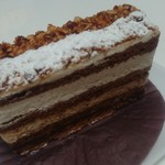 パティスリー アクイユ - トップは粉糖と、キャラメルがけのクラッシュアーモンドで上品に