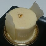 パティスリー アクイユ - タヒチ産バニラのホワイトチョコムース、純白のタヒチ562円