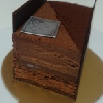 パティスリー アクイユ - まったりチョコクリームに分厚いダコワーズ、ザクザクしたフィアンティーヌと異なる食感が楽しい！