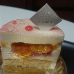 パティスリー アクイユ - なめらかなホワイトチョコムースの中には、マンゴーのコンポートと赤すぐりのクリームがトロリ