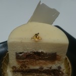 パティスリー アクイユ - 艶やかなホワイトチョコムースに、ダークチョコやバナナ、トンカ豆の香りが華やかに重なる1品