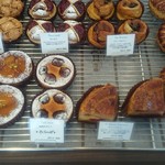 パティスリー アクイユ - 素朴なタルトや伝統的なフランス菓子もズラリその2