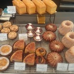 パティスリー アクイユ - 素朴なタルトや伝統的なフランス菓子もズラリその1