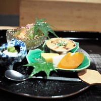 帰燕 - 八寸　はまぐり胡麻だれ焼き　魚すり身玉子焼き　もずく酢　夏野菜と車エビのゆず胡椒ジュレ掛け
                
