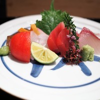 帰燕 - お造り　ばちまぐろ中トロ　かんぱち　鯛　鯛の骨を使った煮凝り
                