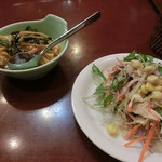 タイ王国料理 クンメー1 - 右側のお皿はサラダ
            左側のはご飯ものでしたねぇ。
            ご飯も付くんですねぇ