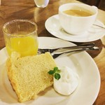 ヒトトナリ - シフォンケーキ塩キャラメル500円とディンブラの紅茶530円