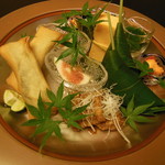 八寸（琵琶湖産鮎と鯉の有馬煮の蓮根春巻き・近江八幡の鮎イチジク 胡麻ダレ・瀬戸内真鯛の笹巻寿司・奈良の西川ファームのトマト モモタロウ 黄身酢・モロヘイヤ・玉子真薯・和歌山産枝豆）
          