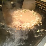 Okonomiyaki Ponkichi - もんじゃ焼き作成中。
